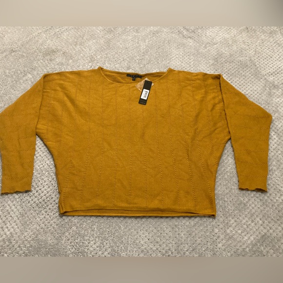 NEW WITH TAGS CYRUS SWEATER. Size M - Picture 3 of 4